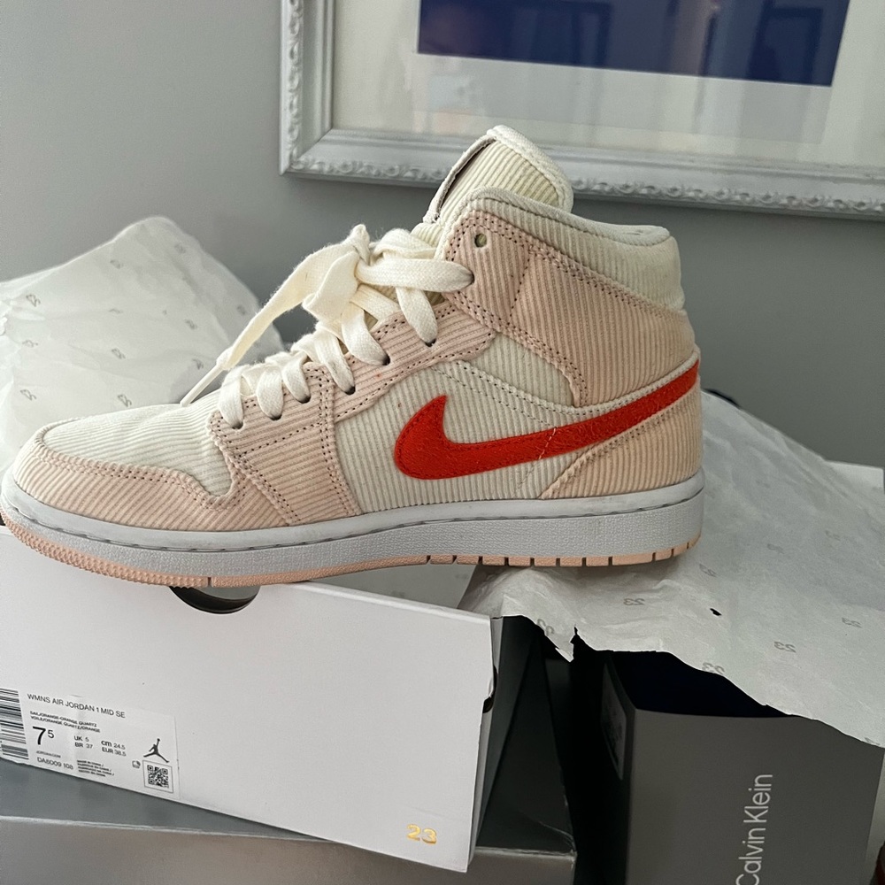 Womens Jordan 1 mids